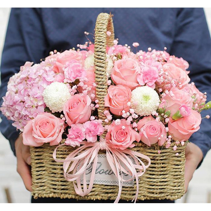 19朵戴安娜，8枝粉色多头康乃馨，一个粉色绣球，粉色满天星间插点缀，3个白色乒乓菊