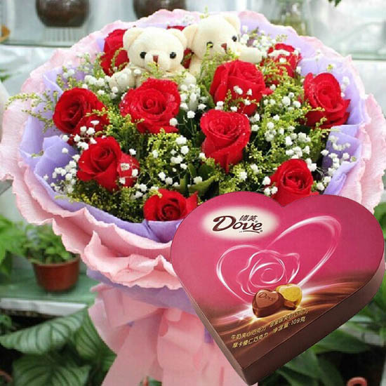 11朵顶级红玫瑰，搭配一对精美可爱的情侣小熊，黄莺、满天星点缀其中，加一盒德芙心语巧克力