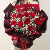 鲜花:11朵红玫瑰，搭配满天星丰满。