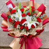 鲜花:19朵红色康乃馨，6朵白色香水百合。搭配满天星和尤加利。