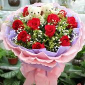 鲜花:11朵顶级红玫瑰，搭配一对精美可爱的情侣小熊，黄莺、满天星点缀其中